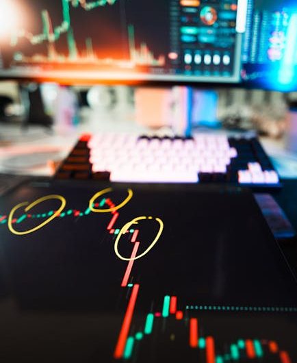 Советник Forex – это программный инструмент, который автоматически анализирует рынок, генерирует торговые сигналы и открывает сделки в соответствии с заданной стратегией